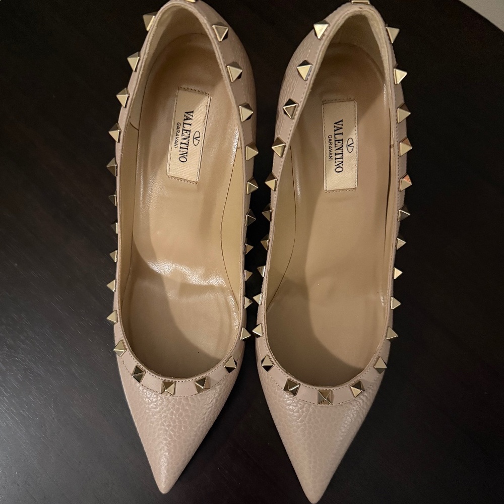 Stunning Valentino Garavani Rockstud Leather Pumps